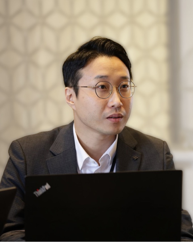 대표이사 윤진욱